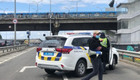 Полиция задержала мужчину, угрожавшего взорвать мост Метро Полиция задержала мужчину, угрожавшего взорвать мост Метро