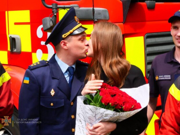 Спасатель придумал легенду с пожаром, чтобы сделать предложение возлюбленной: вопреки вселенскому злу и войне Спасатель придумал легенду с пожаром, чтобы сделать предложение возлюбленной: вопреки вселенскому злу и войне