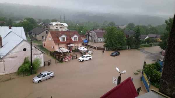 Вода по пояс и плавающие машины: дожди на Закарпатье превратили несколько сел в реки
