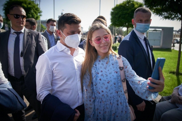 Зеленский после штрафа опубликовал летнее селфи в маске
Зеленский после штрафа опубликовал летнее селфи в маске