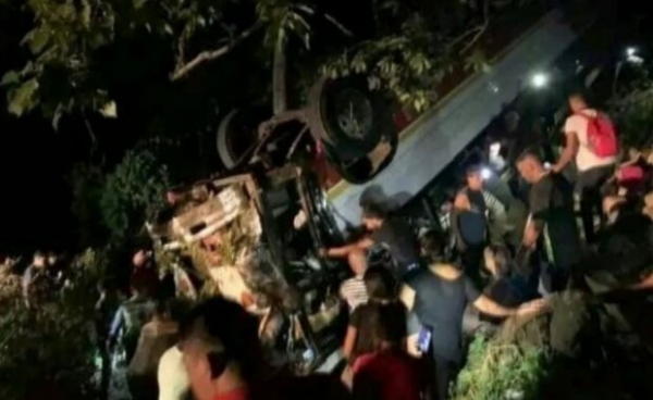 Переполненный автобус попал в смертельную аварию: десятки обездвиженных тел свисали через окна Переполненный автобус попал в смертельную аварию: десятки обездвиженных тел свисали через окна