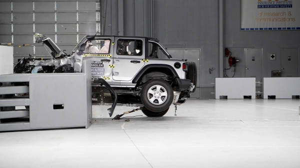 Новый Jeep Wrangler дважды перевернули на тестах
Новый Jeep Wrangler дважды перевернули на тестах