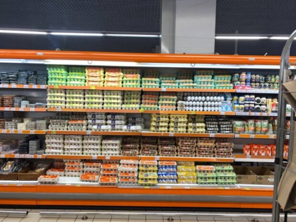 Осторожно, поставьте коробку на место: украинцев предупредили об опасных яйцах в супермаркетах