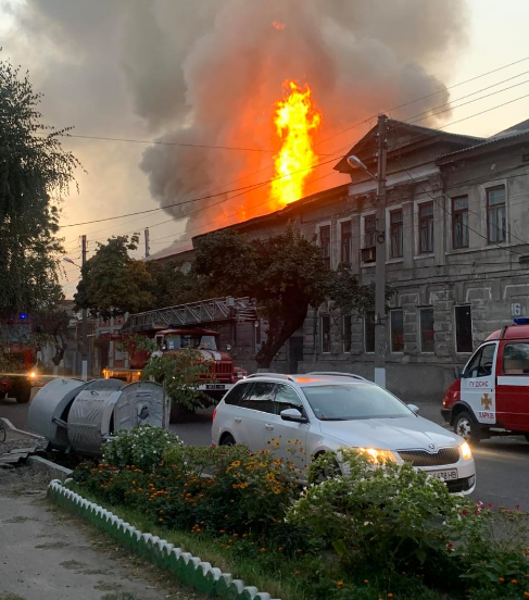 В Харькове вспыхнул многоквартирный дом, погиб человек
В Харькове вспыхнул многоквартирный дом, погиб человек