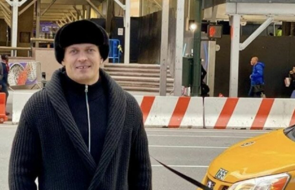 Александр Усик в халате повторил "каприз" Милевского - Блохин бы не выдержал: "Из бани сразу к другу..."