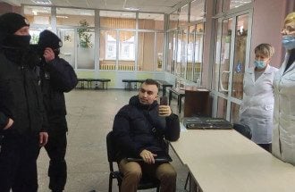 "Колят людей, как собак на улице": мужчина устроил скандал в центре вакцинации в Полтаве
"Колят людей, как собак на улице": мужчина устроил скандал в центре вакцинации в Полтаве