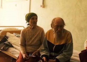 Оккупанты РФ разрушили дом "бабушки с флагом СССР": пенсионерка клянет рашистов
