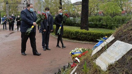 У памятного знака "Воинам Чернобыля" возложили цветы по случаю 34-той годовщины аварии на ЧАЭС У памятного знака "Воинам Чернобыля" возложили цветы по случаю 34-той годовщины аварии на ЧАЭС