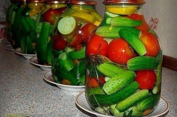 Не консервируйте кучу всего: вкусное асорти из огурцов и помидоров на зиму Не консервируйте кучу всего: вкусное асорти из огурцов и помидоров на зиму