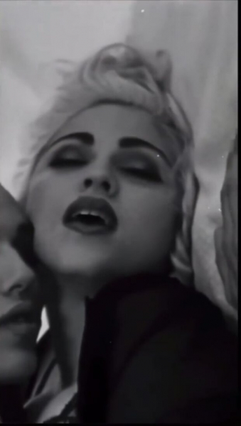 Чулки и откровенное белье: 63-летняя Madonna показала постельные утехи с молодым красавцем Чулки и откровенное белье: 63-летняя Madonna показала постельные утехи с молодым красавцем