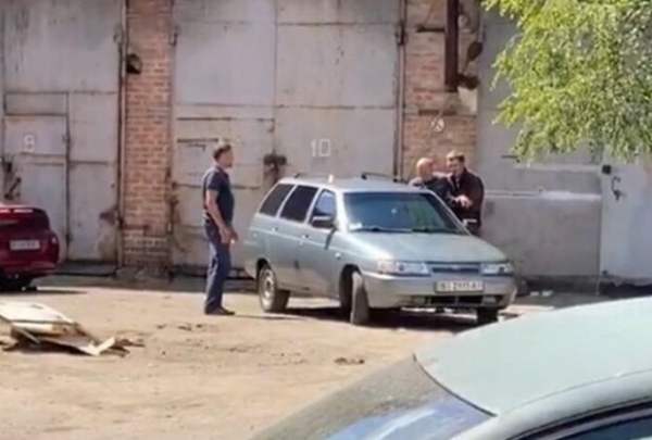 Террорист Скрипник из Полтавы отпустил заложника и скрылся в лесу, — СМИ Террорист Скрипник из Полтавы отпустил заложника и скрылся в лесу, — СМИ