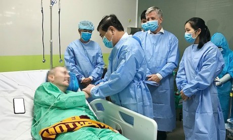 Во Вьетнаме британский пилот с COVID-19, шансы выжить которого врачи оценивали в 10%, выписался из больницы Во Вьетнаме британский пилот с COVID-19, шансы выжить которого врачи оценивали в 10%, выписался из больницы