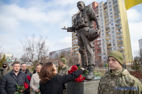 В Киеве торжественно почтили украинских добровольцев В Киеве торжественно почтили украинских добровольцев