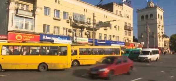 Такси по 700 гривен и "маршрутка-призрак": как украинцы добираются на работу