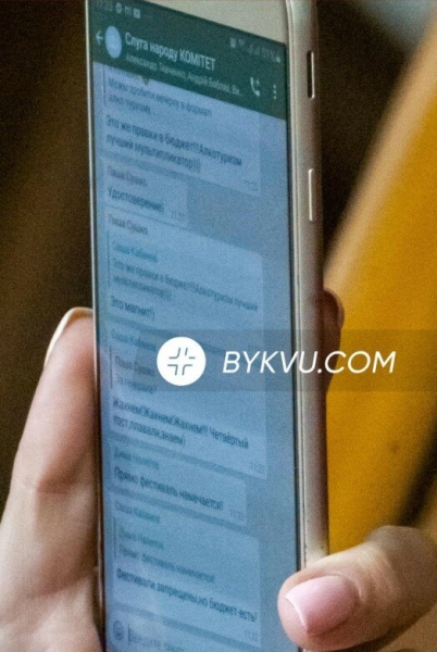 Голосование с бычками и алкотуризм – нардепов поймали за бездельем в Верховной Раде Голосование с бычками и алкотуризм – нардепов поймали за бездельем в Верховной Раде