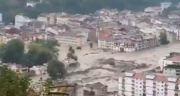 Дома смыло водой, люди в ужасе и слезах: Турцию затопило после страшных пожаров Дома смыло водой, люди в ужасе и слезах: Турцию затопило после страшных пожаров