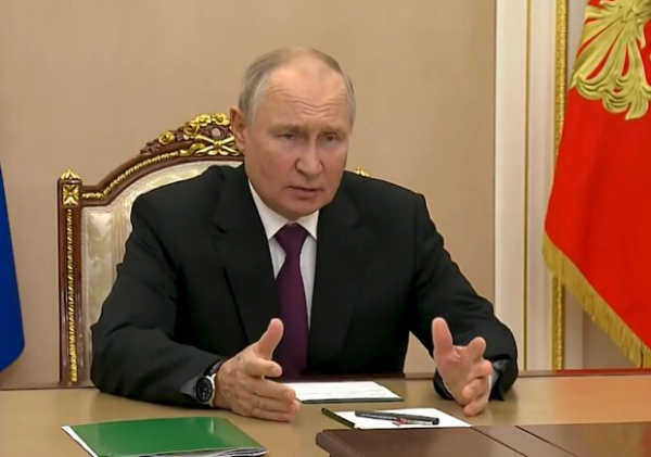 Россияне нашли родителей путина: "Сын безобразно себя ведет" Россияне нашли родителей путина: "Сын безобразно себя ведет"