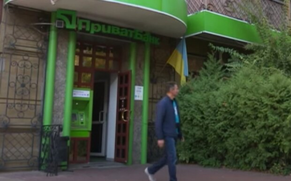 Клиенты жалуются, что ПриватБанк не принимает долларовые купюры, которые сам и продает: "Это какое-то самоуправство"