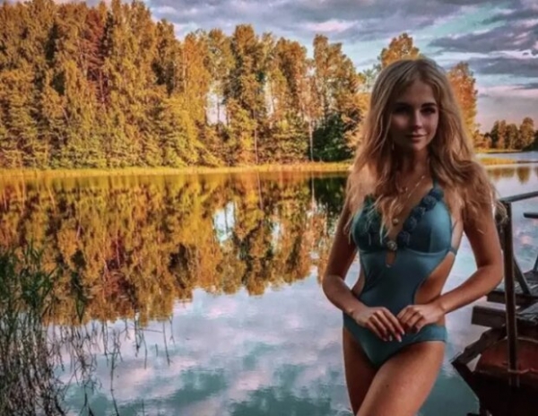 Доведет до греха: архиепископ завел себе соблазнительную помощницу, прихожане "атаковали" грудастую красавицу Доведет до греха: архиепископ завел себе соблазнительную помощницу, прихожане "атаковали" грудастую красавицу