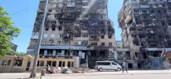 После бомбежек и тысячи убитых мирных: молодежь Мариуполя развлекается под российскую попсу После бомбежек и тысячи убитых мирных: молодежь Мариуполя развлекается под российскую попсу