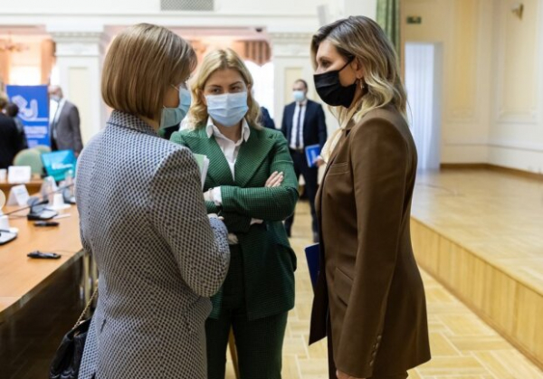 Елена Зеленская заговорила о жестокости дома и изнурительной женской работе: "Жаловаться стыдно" Елена Зеленская заговорила о жестокости дома и изнурительной женской работе: "Жаловаться стыдно"
