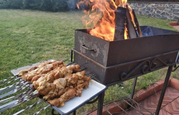 Спешите, пока не залило дождями: секрет очень вкусного шашлыка совсем не в маринаде Спешите, пока не залило дождями: секрет очень вкусного шашлыка совсем не в маринаде