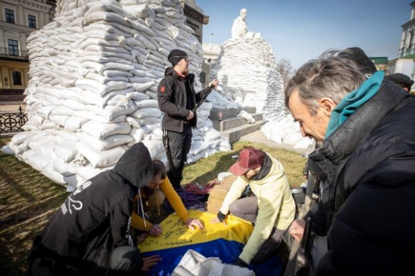 24 июля Киев отмечает особенную дату: украинский флаг развивается уже 32 года и путин этого не изменит никогда 24 июля Киев отмечает особенную дату: украинский флаг развивается уже 32 года и путин этого не изменит никогда