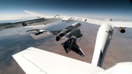 Virgin Galactic успешно осуществила первый пилотируемый космический полет