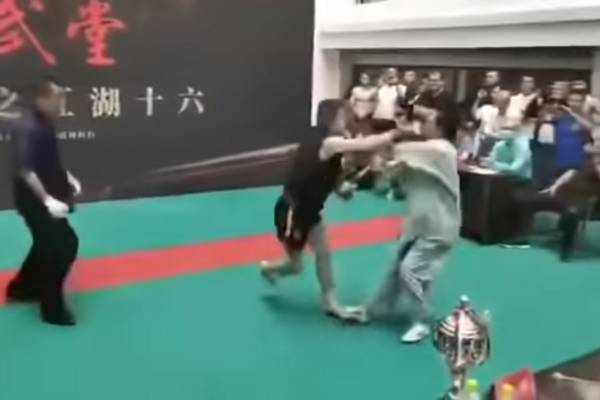 Боец-любитель из MMA эффектно вырубил мастера боевых искусств
Боец-любитель из MMA эффектно вырубил мастера боевых искусств