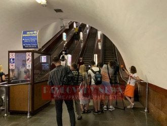 Диктор киевского метро закашлялась во время объявления и призвала пассажиров следить за здоровьем
