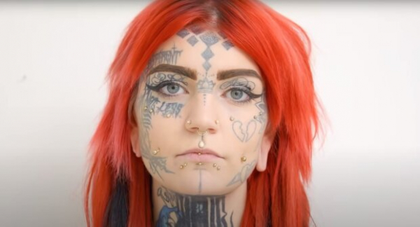23-летняя мать двоих детей довела мать до слез, избавившись от всех тату на лице: "Не впечатлило"