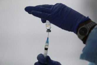 Врач назвала вакцину, которая хуже всего защищает от коронавируса
