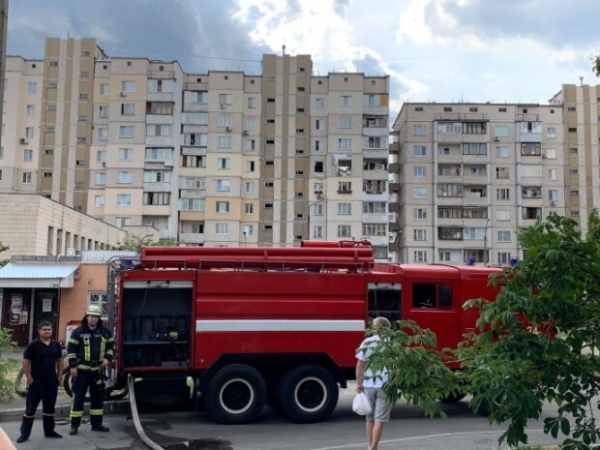 В Киеве на Позняках снова произошло ЧП, пылал дом возле взорванной многоэтажки