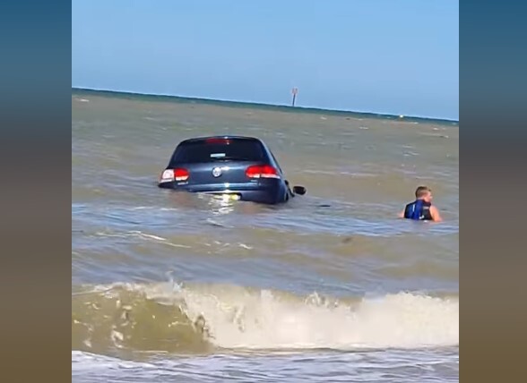 
В Англии спасли VW Golf, который смыло в море
 