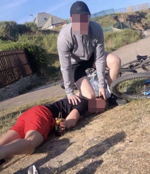 Группа подростков устроила охоту на 6-летних малышей: "Снимай штаны и показывай..." Группа подростков устроила охоту на 6-летних малышей: "Снимай штаны и показывай..."