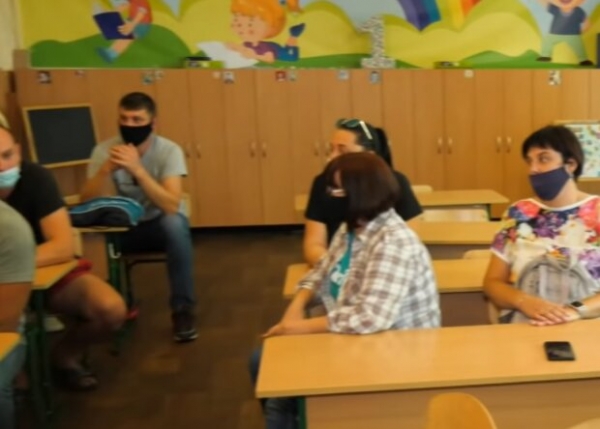 Родители школьников подрались из-за поборов: отказалась сдавать деньги на новый шкаф Родители школьников подрались из-за поборов: отказалась сдавать деньги на новый шкаф