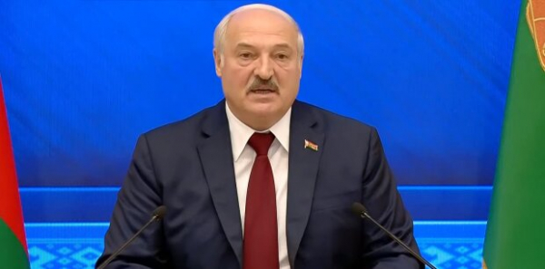 Достойно аплодисментов? Александр Лукашенко кинул мужчине без рук букет цветов