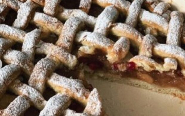Простой пирог-вышиванка, который придется по вкусу семье и хозяйке: ни яиц, ни масла