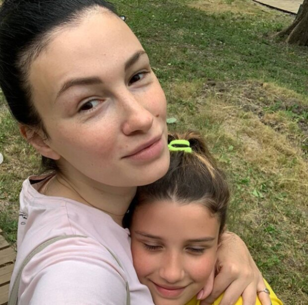 Анастасия Приходько показала, какой была 23 года назад: копия своей маленькой дочери