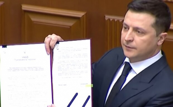 Владимир Зеленский подписал безвиз для добровольцев со всего мира: Украина нуждается в их помощи Владимир Зеленский подписал безвиз для добровольцев со всего мира: Украина нуждается в их помощи