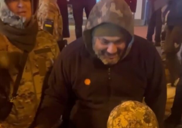 "Сиди ровно, не рыпайся": активисты ищут "решалу" ряженых вымогателей Карэна Мелькулова, который работает на россию