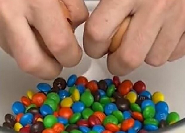 Конфеты M&M's, яйца и тесто: этот рецепт стал хитом TikTok из-за нереальной простоты, почувствуй себя крутым кондитером Конфеты M&M's, яйца и тесто: этот рецепт стал хитом TikTok из-за нереальной простоты, почувствуй себя крутым кондитером