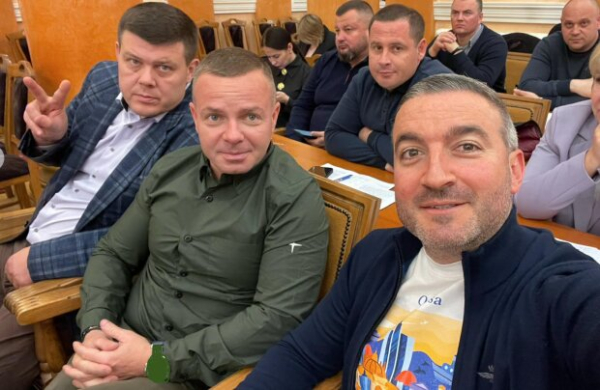 Одесский чиновник Олег Совик "налажал" с фотошопом: дорогие часы, а зарисовали примитивно Одесский чиновник Олег Совик "налажал" с фотошопом: дорогие часы, а зарисовали примитивно