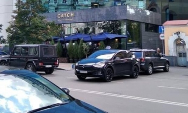 Поджог Tesla Богдана зафиксировала камера: к авто подходил неизвестный мужчина с сумкой Поджог Tesla Богдана зафиксировала камера: к авто подходил неизвестный мужчина с сумкой