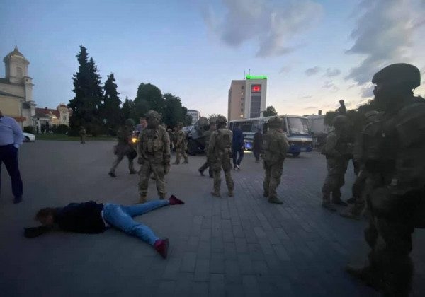 "Для чего граната и БТР": появилось видео, как террорист в Луцке сдался полиции
"Для чего граната и БТР": появилось видео, как террорист в Луцке сдался полиции