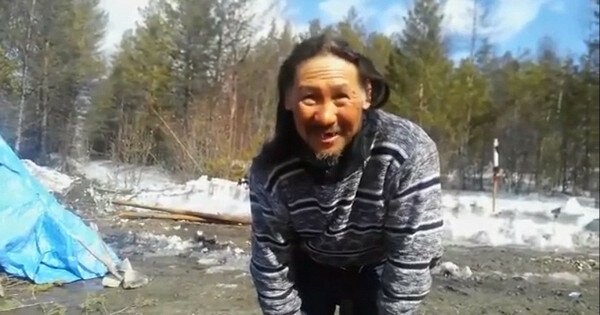 "Прочь Путина-демона!" — ВВС сняла документальный фильм про якутского шамана "Прочь Путина-демона!" — ВВС сняла документальный фильм про якутского шамана