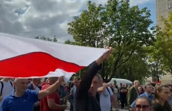 В Минске сотни человек провели в последний путь погибшего на протесте Тарайковского: "Пожалуйста, поймите..." В Минске сотни человек провели в последний путь погибшего на протесте Тарайковского: "Пожалуйста, поймите..."