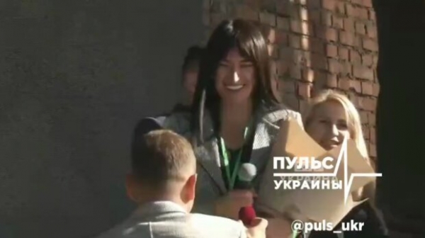 "Слуга народа" встал на колено перед однопартийцем на предвыборном съезде: "Так случилось" "Слуга народа" встал на колено перед однопартийцем на предвыборном съезде: "Так случилось"