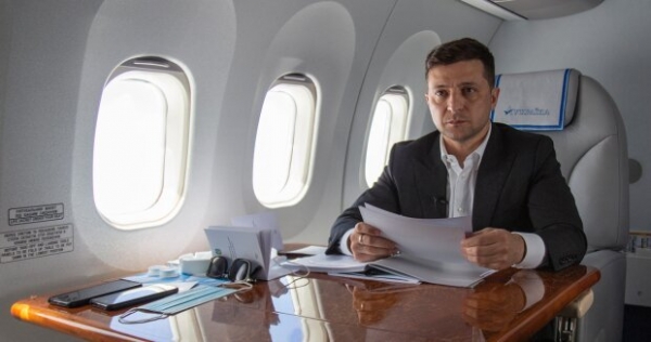 Зеленский похвастался "элитной" жизнью президента - вместо сцены Квартала кортежи и вертолеты Зеленский похвастался "элитной" жизнью президента - вместо сцены Квартала кортежи и вертолеты