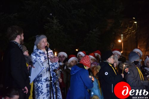 Во Львове торжественно зажгли главную елку города Во Львове торжественно зажгли главную елку города